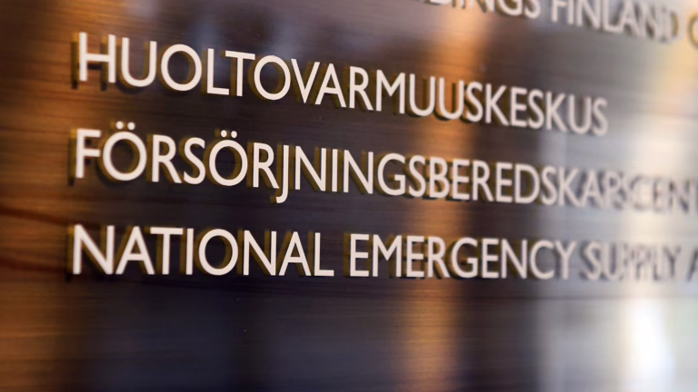 Huoltovarmuuskeskuksen kyltti Helsingissä. LEHTIKUVA / JUSSI NUKARI