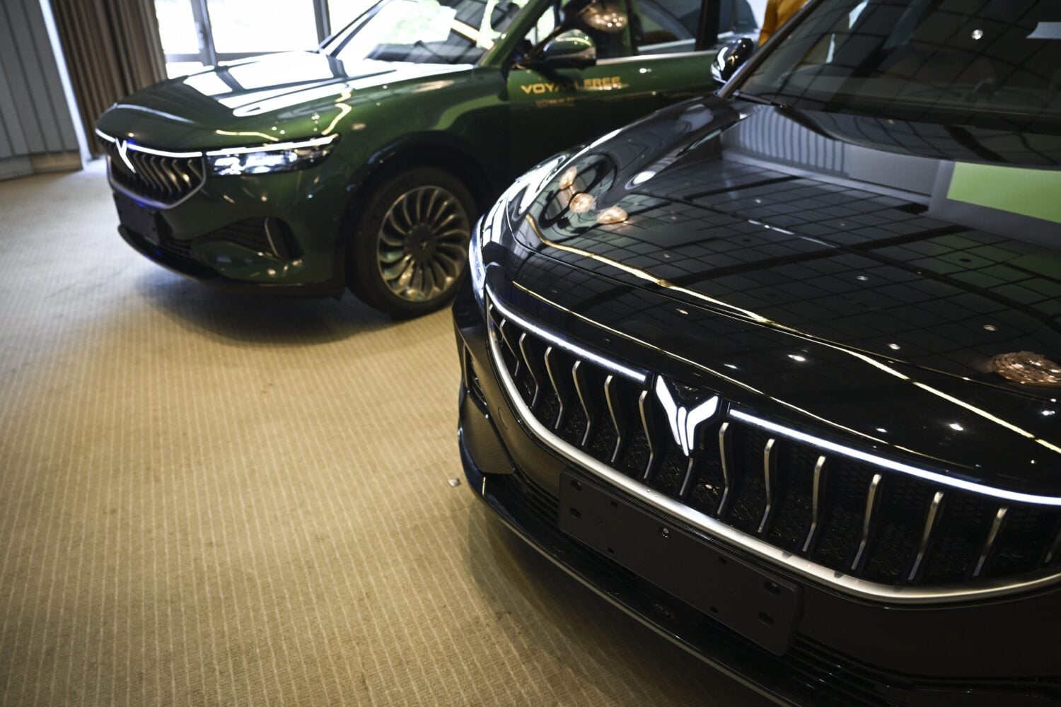 Sähköautoja autokaupassa. LEHTIKUVA / EMMI KORHONEN