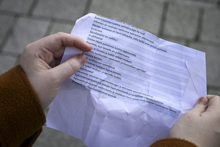 Nuori lukemassa ohjeita koulukiusaamisen ehkäisemiseksi. LEHTIKUVA / EMMI KORHONEN