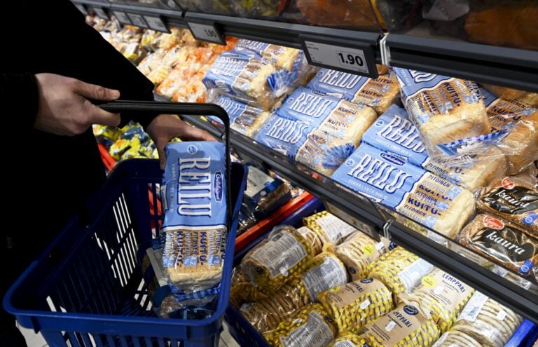 Asiakas ostoksilla Espoon Lidlissä 4. tammikuuta 2024. LEHTIKUVA / VESA MOILANEN