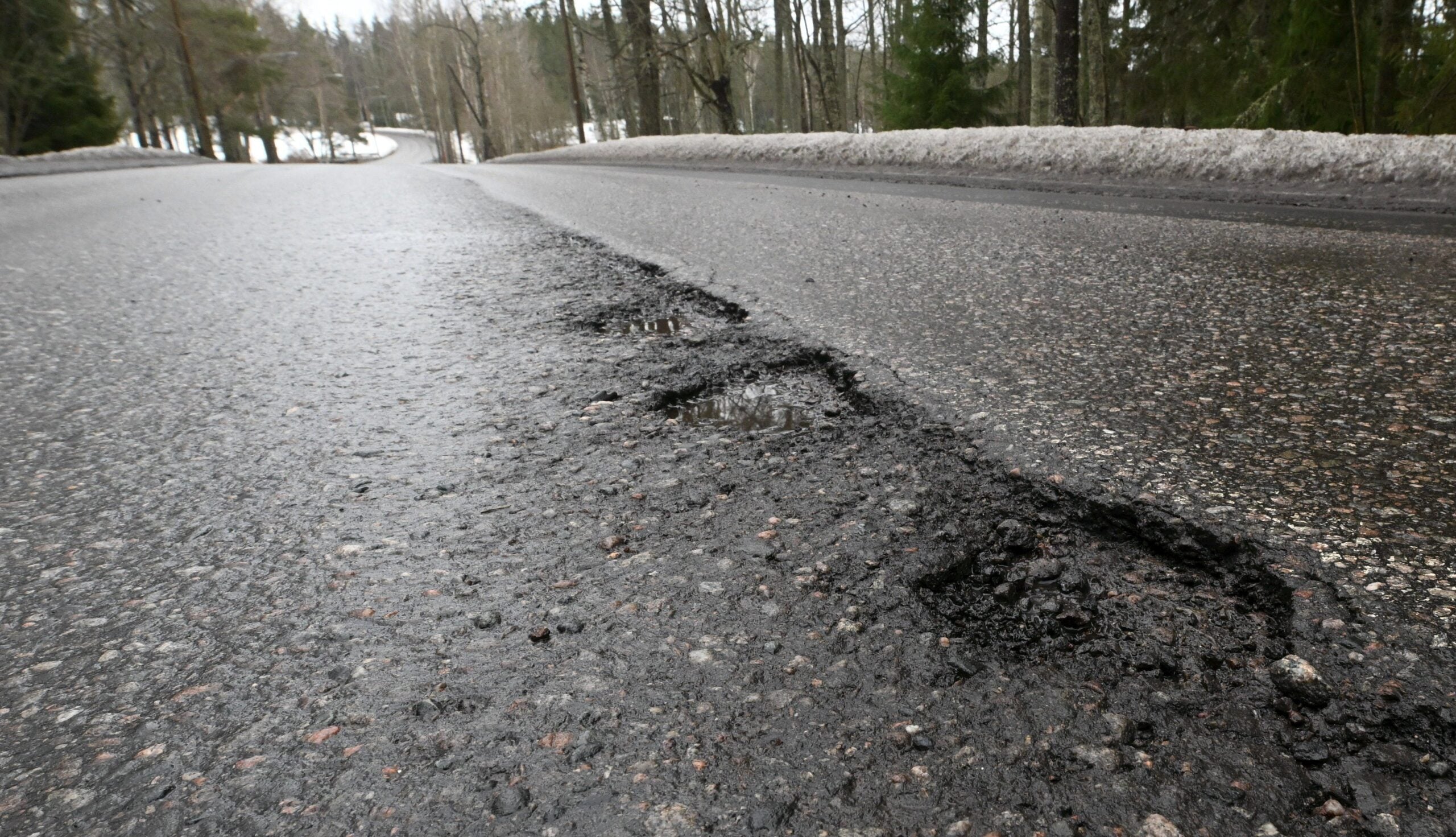 TS: Huonokuntoisia asfalttiteitä muutetaan nyt sorateiksi
