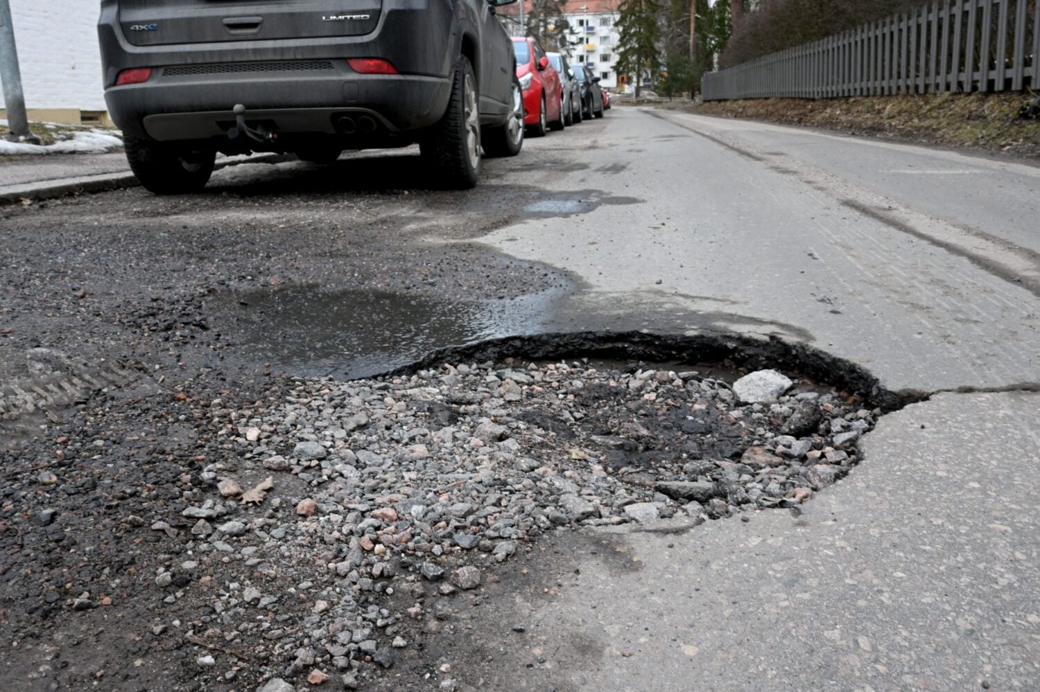 Päällystevaurio tiessä Helsingin Lauttasaaressa. LEHTIKUVA / JUSSI NUKARI