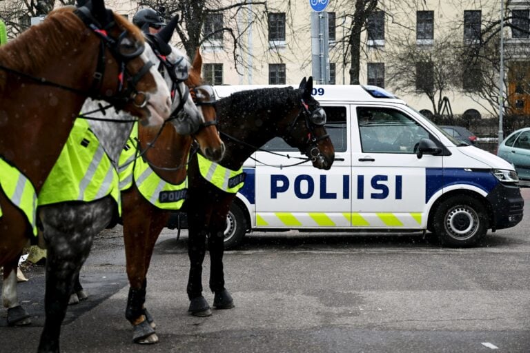 Poliiseja ja ratsupoliiseja. LEHTIKUVA / VESA MOILANEN