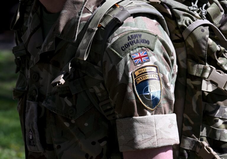 Brittisotilas Nato-harjoituksessa Virossa vuonna 2024.
