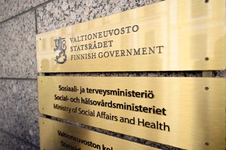 Sosiaali- ja terveysministeriön kyltti Helsingissä. / LEHTIKUVA / VESA MOILANEN