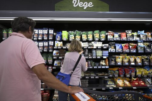 Asiakkaat tarkastelivat kaupan vegehyllyä Sotkamossa vuonna 2024.