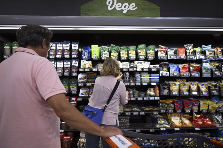 Asiakkaat tarkastelivat kaupan vegehyllyä Sotkamossa vuonna 2024.