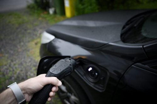 Sähköautoa ei pidä ladata tavallisesta pistorasiasta jatkuvasti. LEHTIKUVA / ANTTI AIMO-KOIVISTO