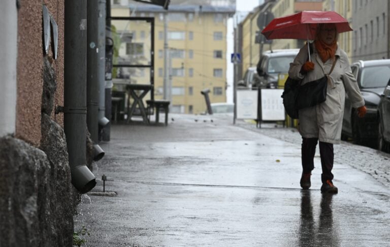 Lauantai-illan sää on sateinen ja tuulinen. LEHTIKUVA / HEIKKI SAUKKOMAA