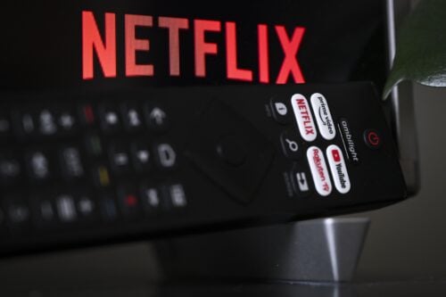 Kaukosäädin ja suoratoistopalvelu Netflix. LEHTIKUVA / EMMI KORHONEN