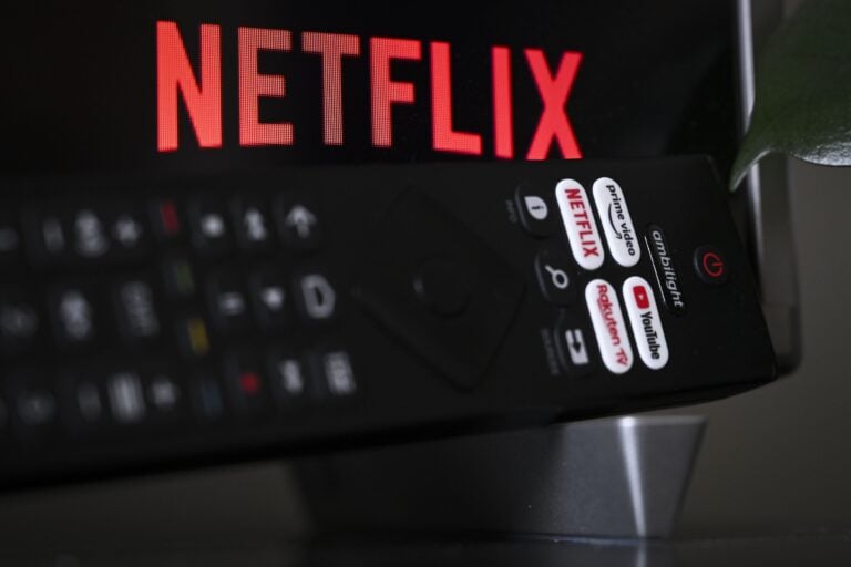 Kaukosäädin ja suoratoistopalvelu Netflix. LEHTIKUVA / EMMI KORHONEN