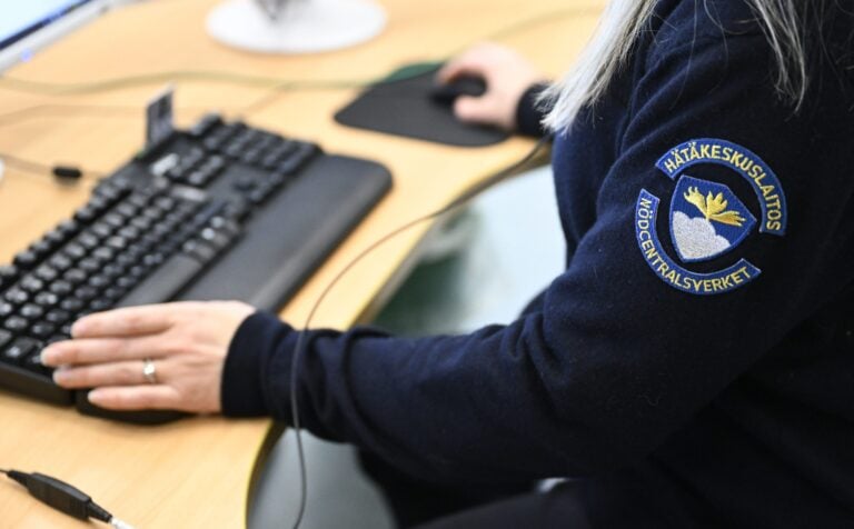 Hätäkeskuspäivystäjä harjoitushuoneessa Kerava