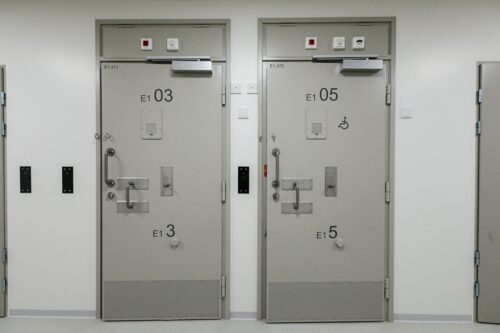 Vaalan vankilan vankisellien ovia 25. maaliskuuta 2025