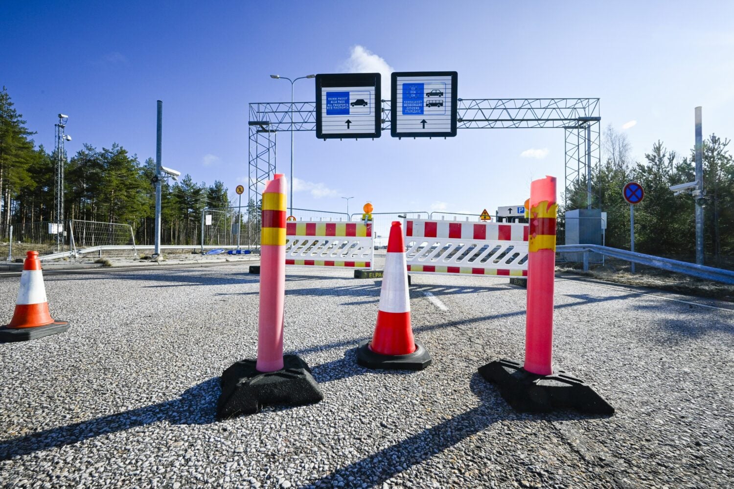 Suljettu tie Vaalimaan rajanylityspaikan edustalla Virolahdella 4. huhtikuuta 2025. LEHTIKUVA / MARKKU ULANDER