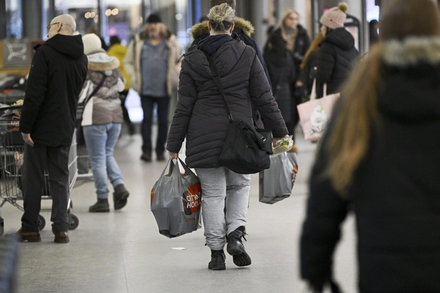 Ihmisiä ruokaostoksilla. LEHTIKUVA / EMMI KORHONEN