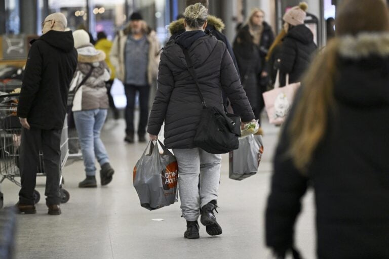 Ihmisiä ruokaostoksilla. LEHTIKUVA / EMMI KORHONEN