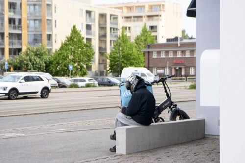 Wolt-kuski ravintolan edessä