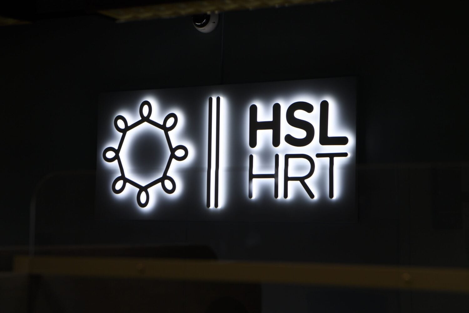 HSL:n logo Helsingissä. LEHTIKUVA / ELSA PAAKKINEN