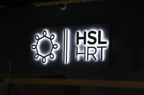 HSL:n logo Helsingissä. LEHTIKUVA / ELSA PAAKKINEN