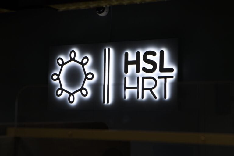 HSL:n logo Helsingissä. LEHTIKUVA / ELSA PAAKKINEN