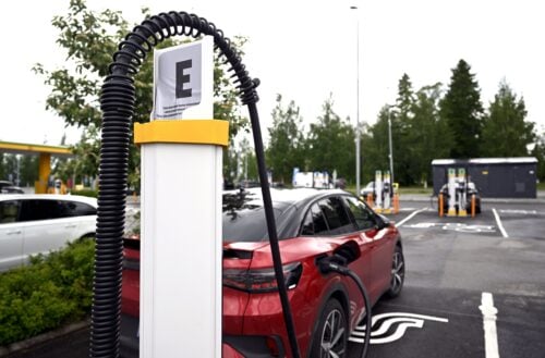 Sähköauto latauksessa. LEHTIKUVA / VESA MOILANEN