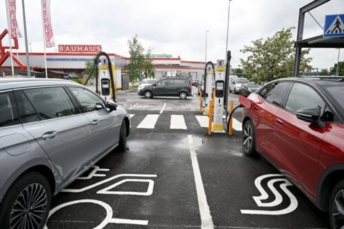 Sähköautoja latauksessa. LEHTIKUVA / VESA MOILANEN