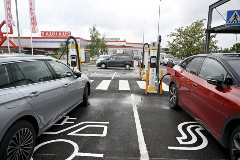 Sähköautoja latauksessa. LEHTIKUVA / VESA MOILANEN