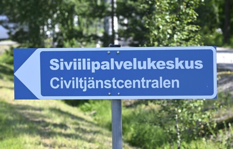Siviilipalveluskeskuksen opastekyltti Lapinjärvellä. LEHTIKUVA / HEIKKI SAUKKOMAA