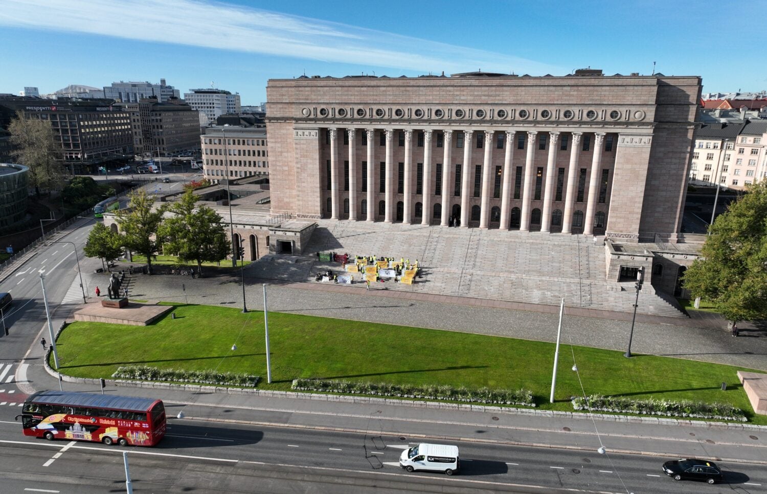Eduskuntatalo Helsingissä. LEHTIKUVA / HEIKKI SAUKKOMAA