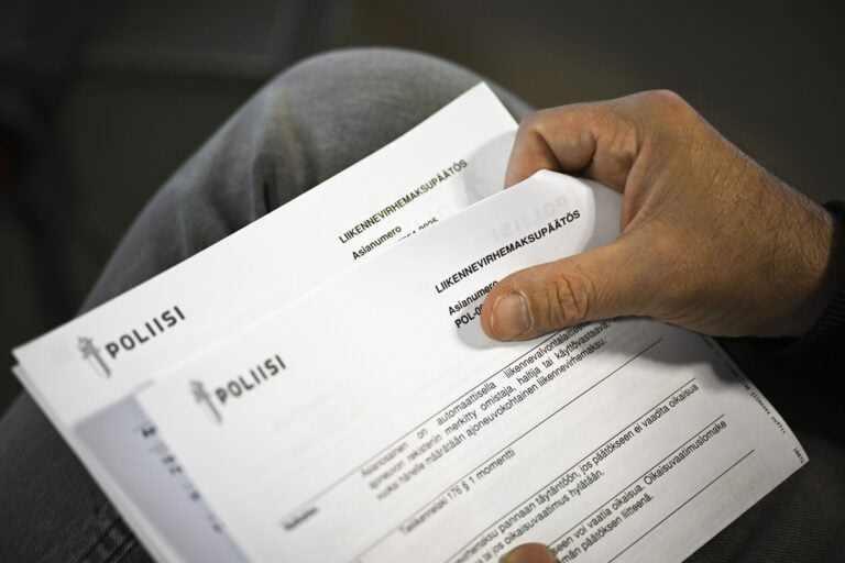 Pienikin nopeusrajoituksen ylitys voi johtaa liikennevirhemaksuun. LEHTIKUVA / EMMI KORHONEN