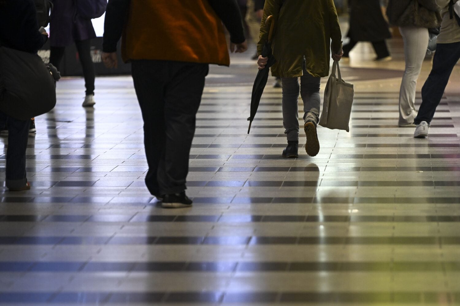Ihmisiä Helsingissä. LEHTIKUVA / EMMI KORHONEN