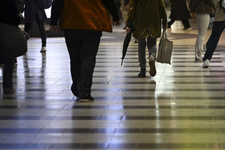 Ihmisiä Helsingissä. LEHTIKUVA / EMMI KORHONEN