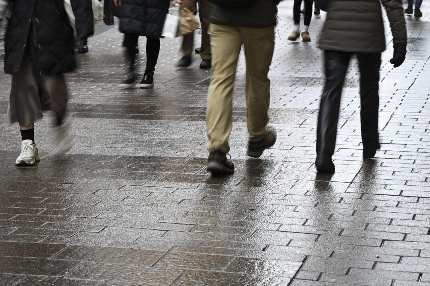 Jalankulkijoita Helsingissä. LEHTIKUVA / EMMI KORHONEN