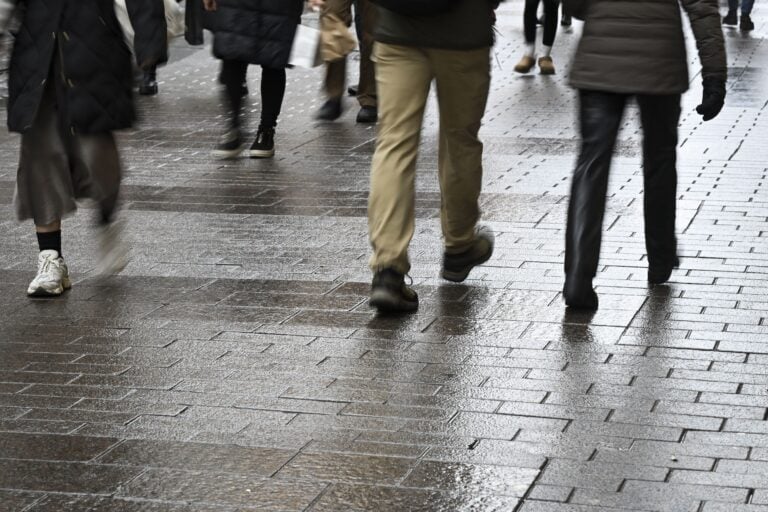 Jalankulkijoita Helsingissä. LEHTIKUVA / EMMI KORHONEN