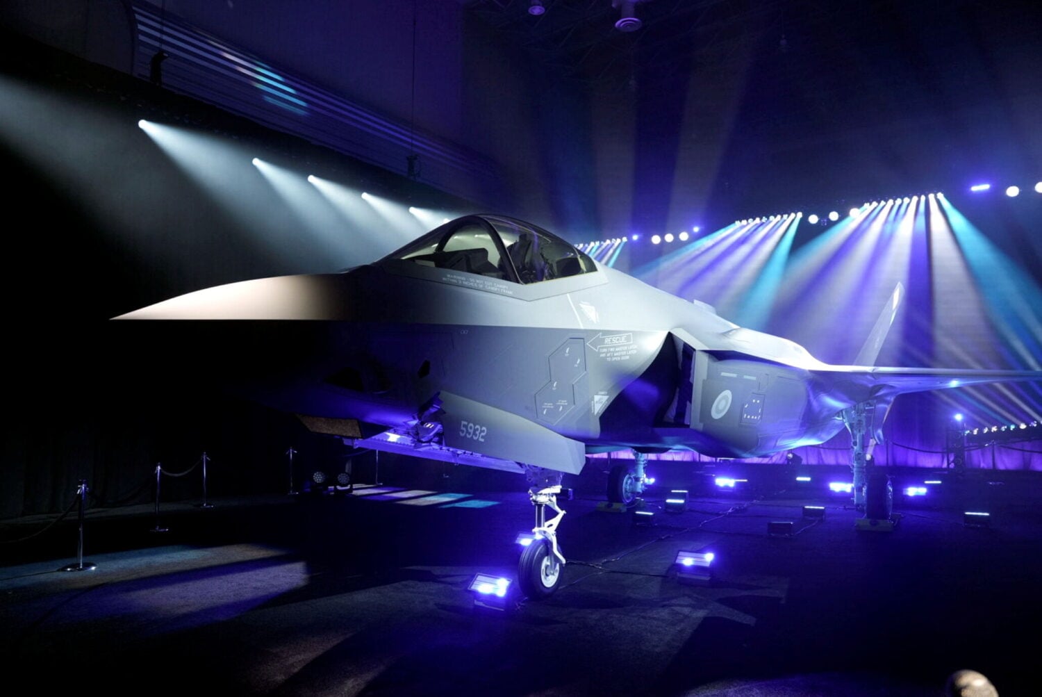 Suomen ensimmäinen F-35-hävittäjä julkistustilaisuudessa Forth Worthissa Yhdysvaltain Texasissa 16. joulukuuta 2025. LEHTIKUVA / LASSI LAPINTIE