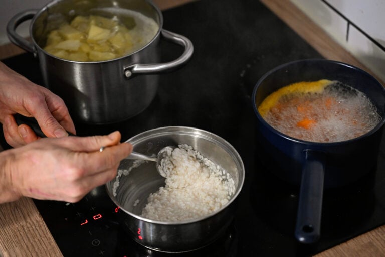 Liian hitaasti jäähdytetty ruoka on yksi ruokamyrkytysten riskitekijöistä. / LEHTIKUVA / EMMI KORHONEN