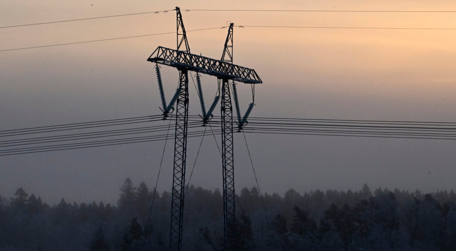 Voimalinjoja Espoossa kylmässä pakkassäässä 9. tammikuuta 2026.