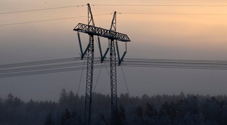 Voimalinjoja Espoossa kylmässä pakkassäässä 9. tammikuuta 2026.