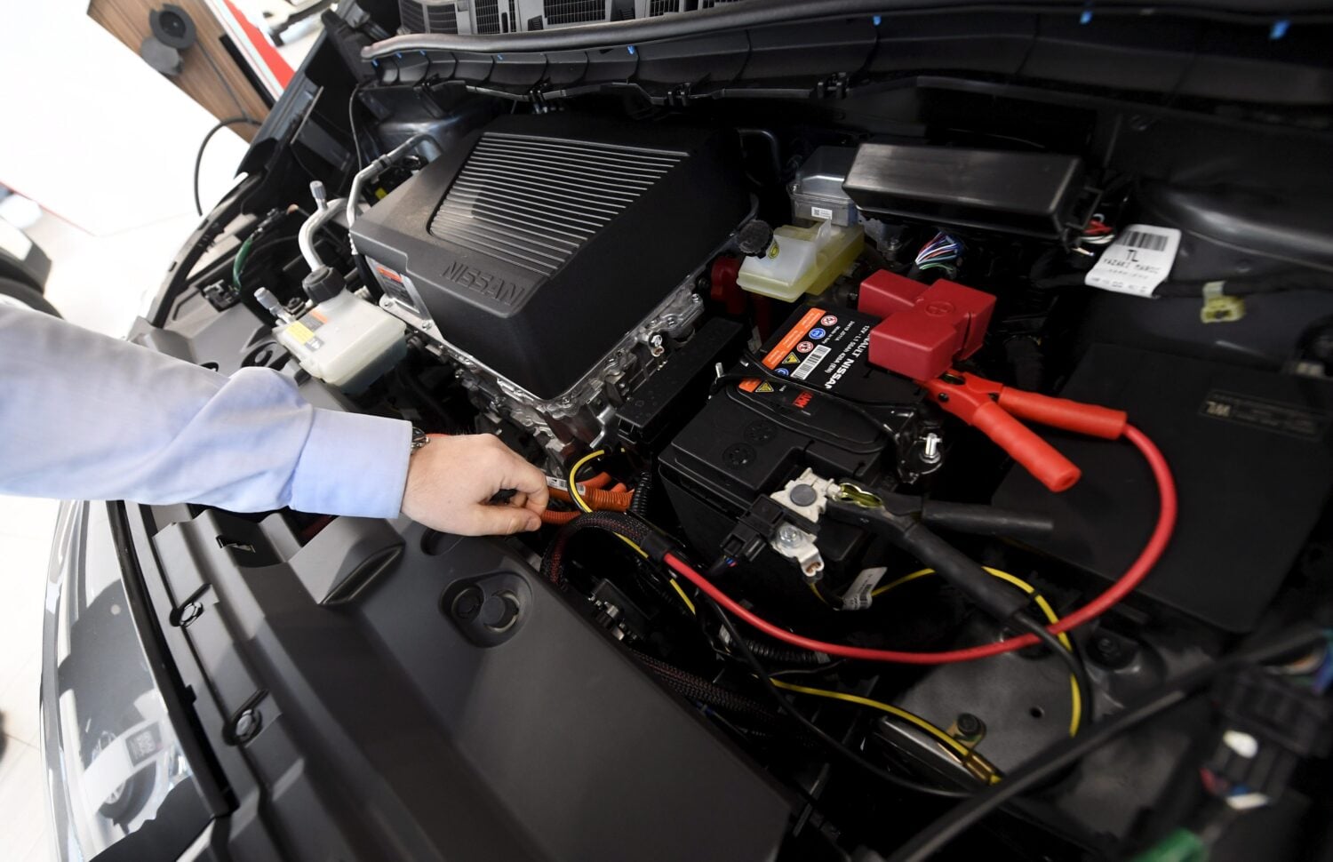 Nissan Leafin akku ja moottori arkistokuvassa.