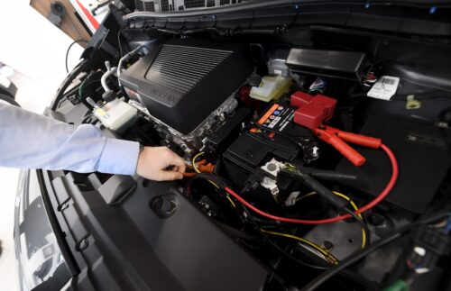 Nissan Leafin akku ja moottori arkistokuvassa.