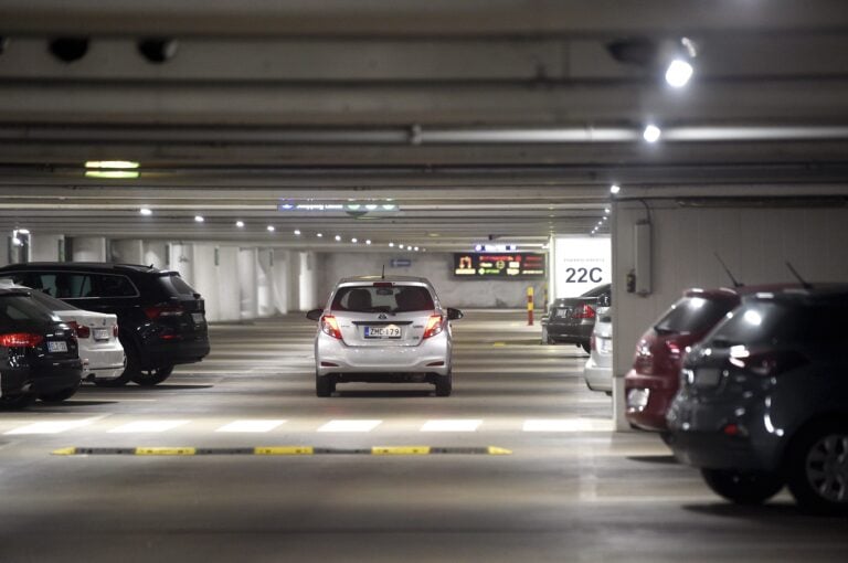 Autoja maksullisessa pysäköintihallissa. LEHTIKUVA / MARTTI KAINULAINEN