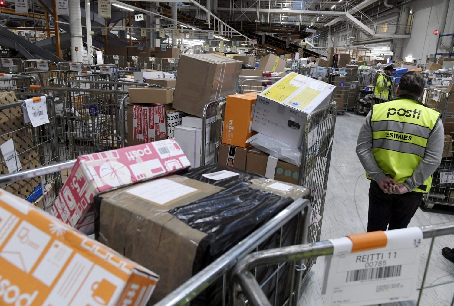 Pakettien lajittelua Postin logistiikkakeskuksessa Vantaalla. LEHTIKUVA / MARKKU ULANDER