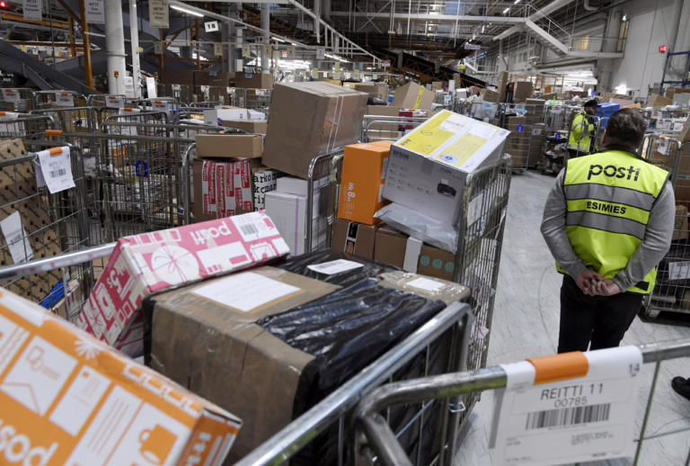 Pakettien lajittelua Postin logistiikkakeskuksessa Vantaalla. LEHTIKUVA / MARKKU ULANDER