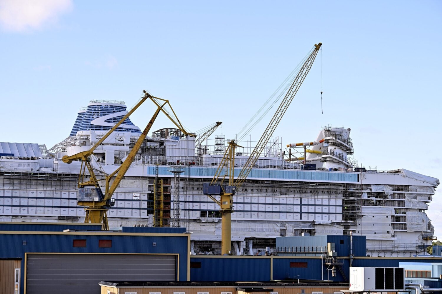 Royal Caribbeanin risteilijä rakenteilla telakalla Turussa syksyllä 2025.
