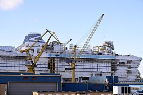 Royal Caribbeanin risteilijä rakenteilla telakalla Turussa syksyllä 2025.