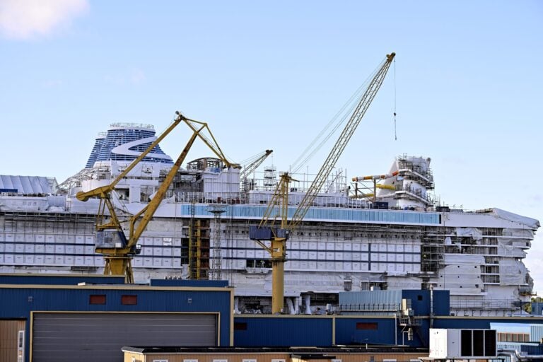 Royal Caribbeanin risteilijä rakenteilla telakalla Turussa syksyllä 2025.