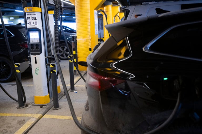Latausasema sähköautoille Jumbon kauppakeskuksessa Vantaalla. STR / LEHTIKUVA / MIKKO STIG