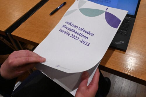 Joona Räsänen muistuttaa, että velkajarrun ulkopuolelle jääminen ei poista sopeutusurakkaa. STR / LEHTIKUVA / JUSSI NUKARI