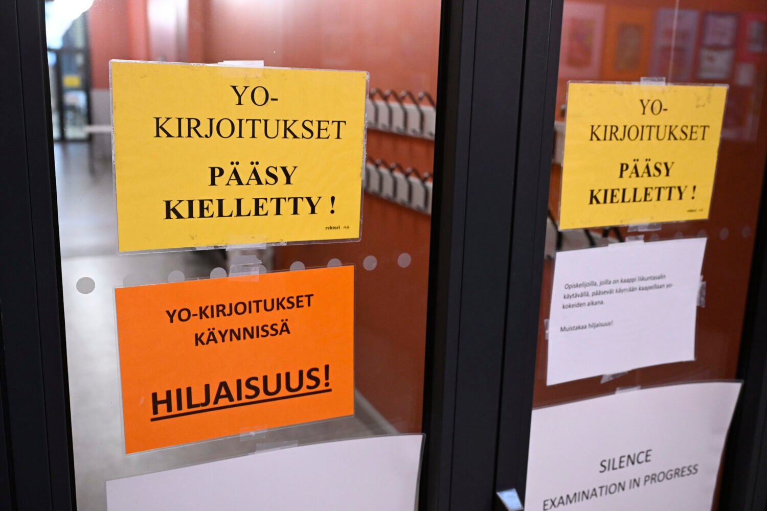 Ylioppilaskirjoituksista opastavia kylttejä Ressun Lukiolla Helsingissä 9. maaliskuuta 2026. LEHTIKUVA / HEIKKI SAUKKOMAA
