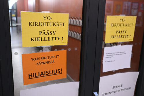 Ylioppilaskirjoituksista opastavia kylttejä Ressun Lukiolla Helsingissä 9. maaliskuuta 2026. LEHTIKUVA / HEIKKI SAUKKOMAA